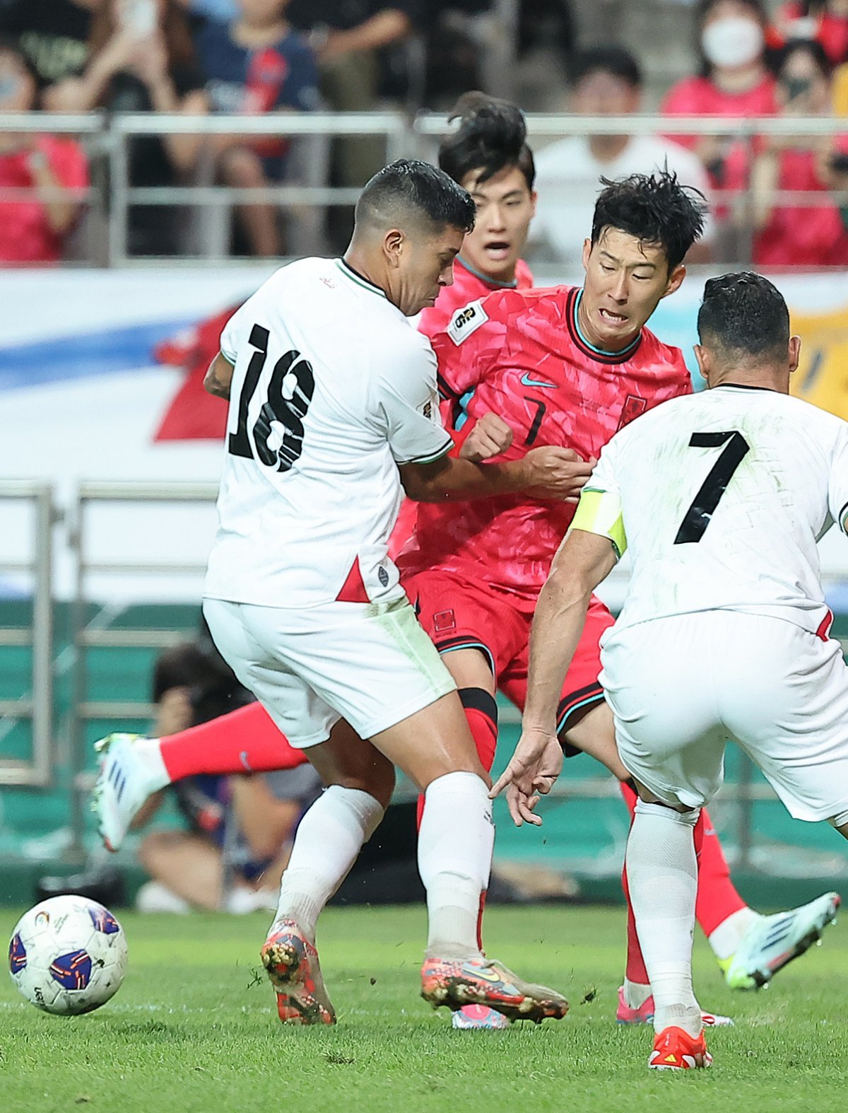 5일 오후 서울 마포구 서울월드컵경기장에서 열린 2026 국제축구연맹(FIFA) 북중미 월드컵 아시아 3차 예선 B조 1차전 대한민국과 팔레스타인의 경기, 전반 대한민국 손흥민이 팔레스타인 칸탈라나와 알바타트의 수비에 돌파가 막히고 있다. 2024.9.5/뉴스1 ⓒ News1