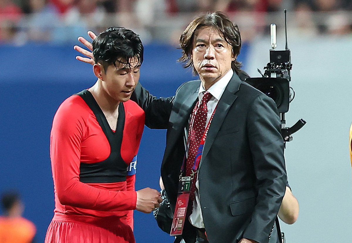 홍명보 대한민국 축구대표팀 감독이 5일 오후 서울 마포구 서울월드컵경기장에서 열린 2026 국제축구연맹(FIFA) 북중미 월드컵 아시아 3차 예선 B조 1차전 대한민국과 팔레스타인의 경기에서 0대0 무승부 후 손흥민을 격려하고 있다. 2024.9.5/뉴스1 ⓒ News1