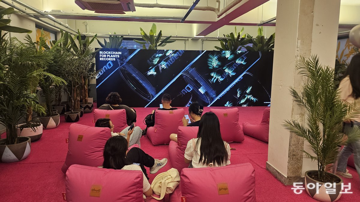 The MZ generation comes here to relax amidst natural images and sounds broadcast on a large screen. Yoga and aromatherapy are also offered here. Reporter Kim Seon-mi kimsunmi@donga.com