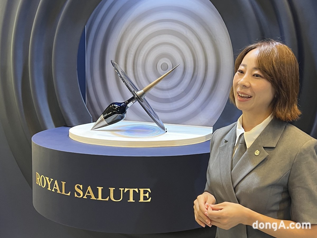 Oh Yeon-jeong, Pernod Ricard Korea ambassador, introduces Royal Salute Time Chamber by Conrad Shawcross.