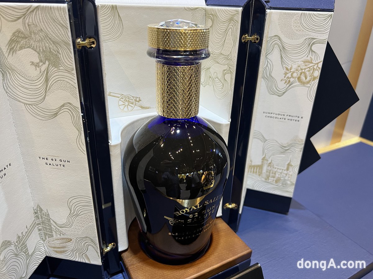 Royal Salute 62 Gun Salute with a new bottle design. It is the top product in the regular lineup, excluding the 53-year collaboration product.