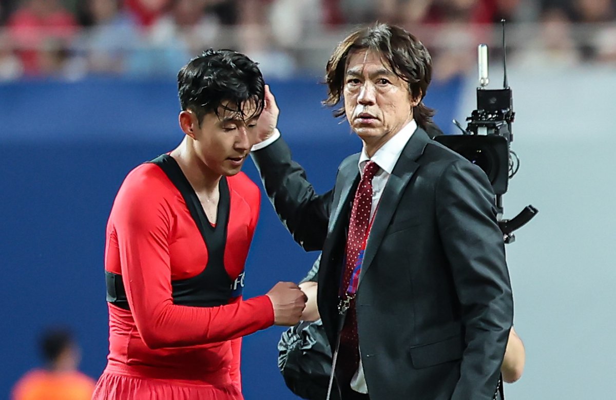 홍명보 대한민국 축구대표팀 감독이 5일 오후 서울 마포구 서울월드컵경기장에서 열린 2026 국제축구연맹(FIFA) 북중미 월드컵 아시아 3차 예선 B조 1차전 대한민국과 팔레스타인의 경기에서 0대0 무승부 후 손흥민을 격려하고 있다. 2024.9.5/뉴스1