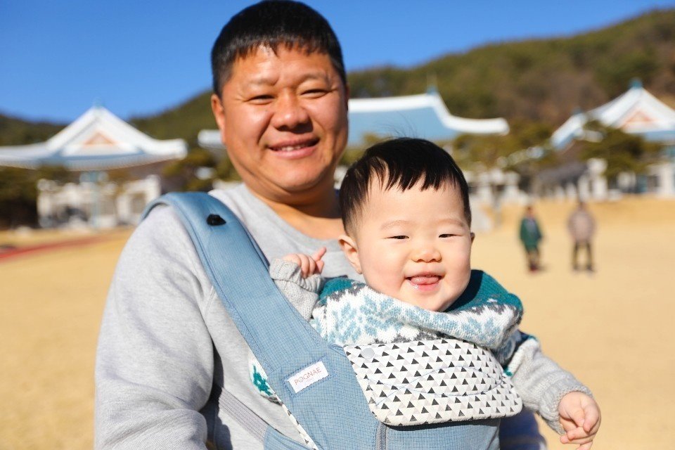 청와대 개방 직후 첫째와 함께 단란한 한 때를 보내고 있는 김 씨.