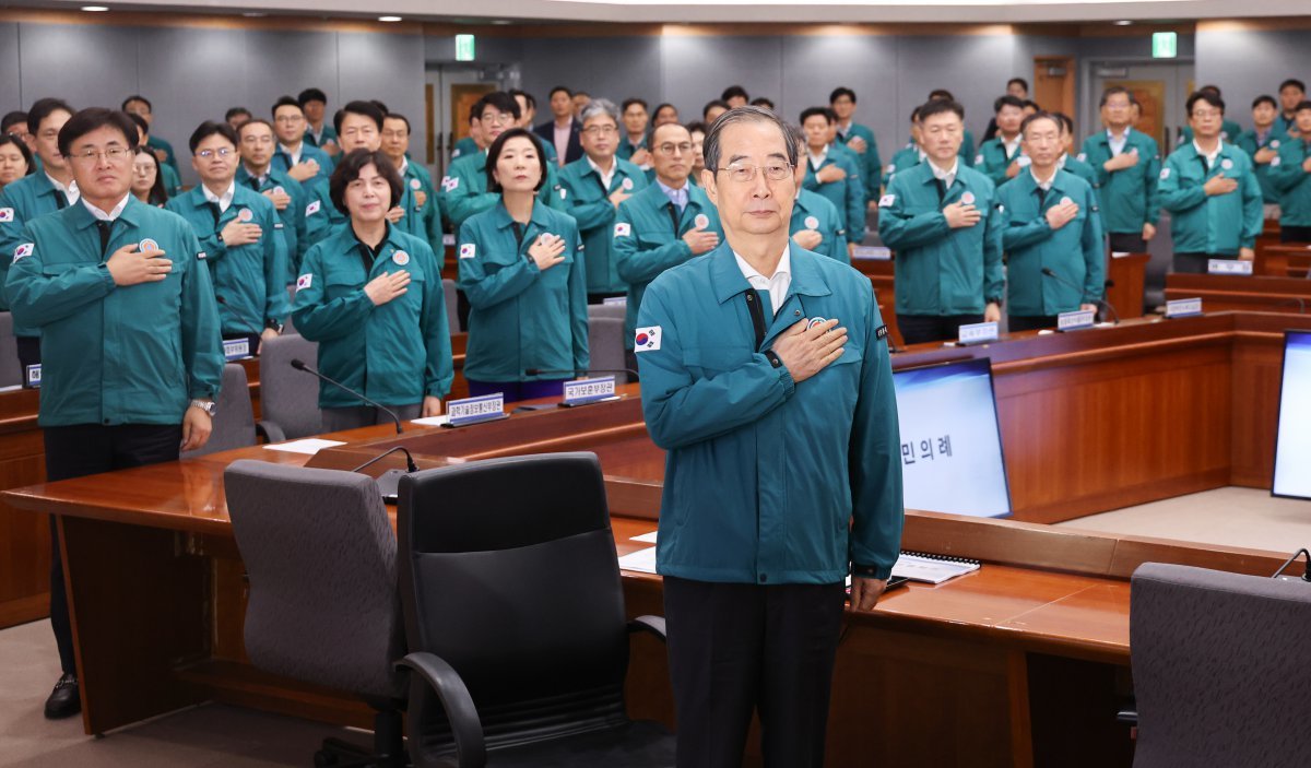 한덕수 국무총리가 6일 서울 종로구 정부서울청사 별관에서 열린 2024년 을지연습 사후강평회의에서 참석자들과 함께 국민의례를 하고 있다. 2024.9.6 뉴스1