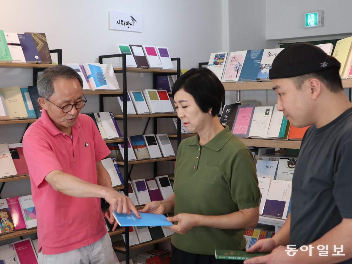 With Jo Mi-sook (center), manager of the first Sanarae City sister bookstore, and Kim Min-seok, manager of the second bookstore, who came to help with the interview. Reporter Seo Young-ah, Daegu, sya@donga.com