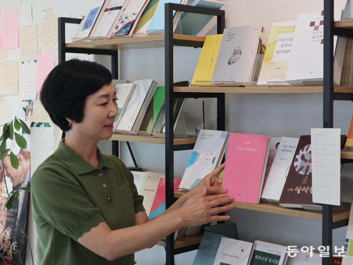 Jo Mi-sook, who published the first sister bookstore in May, is also a poet who has published her own poetry collection. She is showing off her poetry collection displayed at Sanarae Poetry. Daegu=Seo Young-ah Reporter sya@donga.com