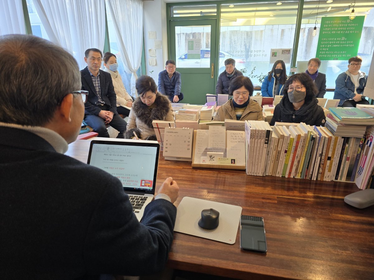 A workshop for opening a poetry bookstore in February. Five sister bookstores have opened so far, and it is expected that four or five more will open within this year. In most cases, bookstores are set up in places where there are business establishments. Provided by Mr. Lee Seok-dae