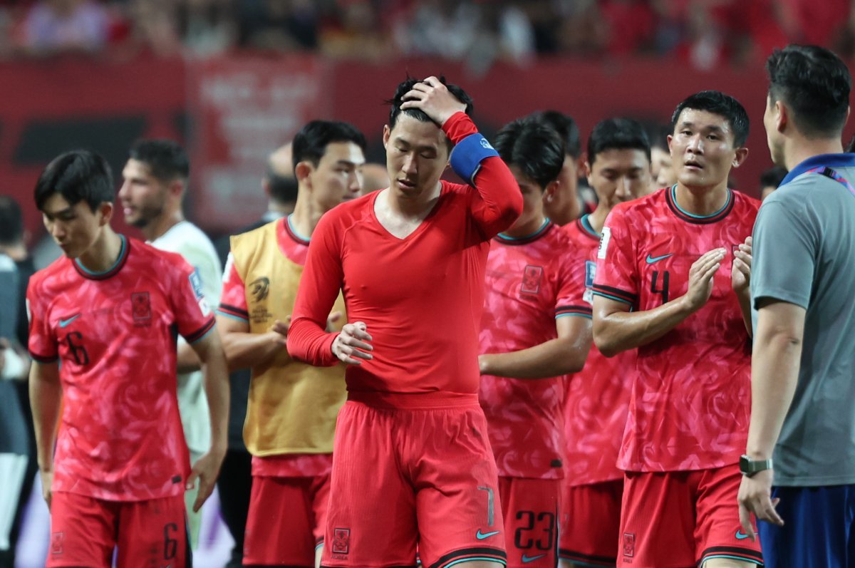 5일 오후 서울 마포구 서울월드컵경기장에서 열린 2026 국제축구연맹(FIFA) 북중미 월드컵 아시아 3차 예선 B조 1차전 대한민국과 팔레스타인의 경기를 0대0 무승부로 마친 대한민국 손흥민을 비롯한 선수들이 아쉬워하고 있다. 2024.9.5 뉴스1