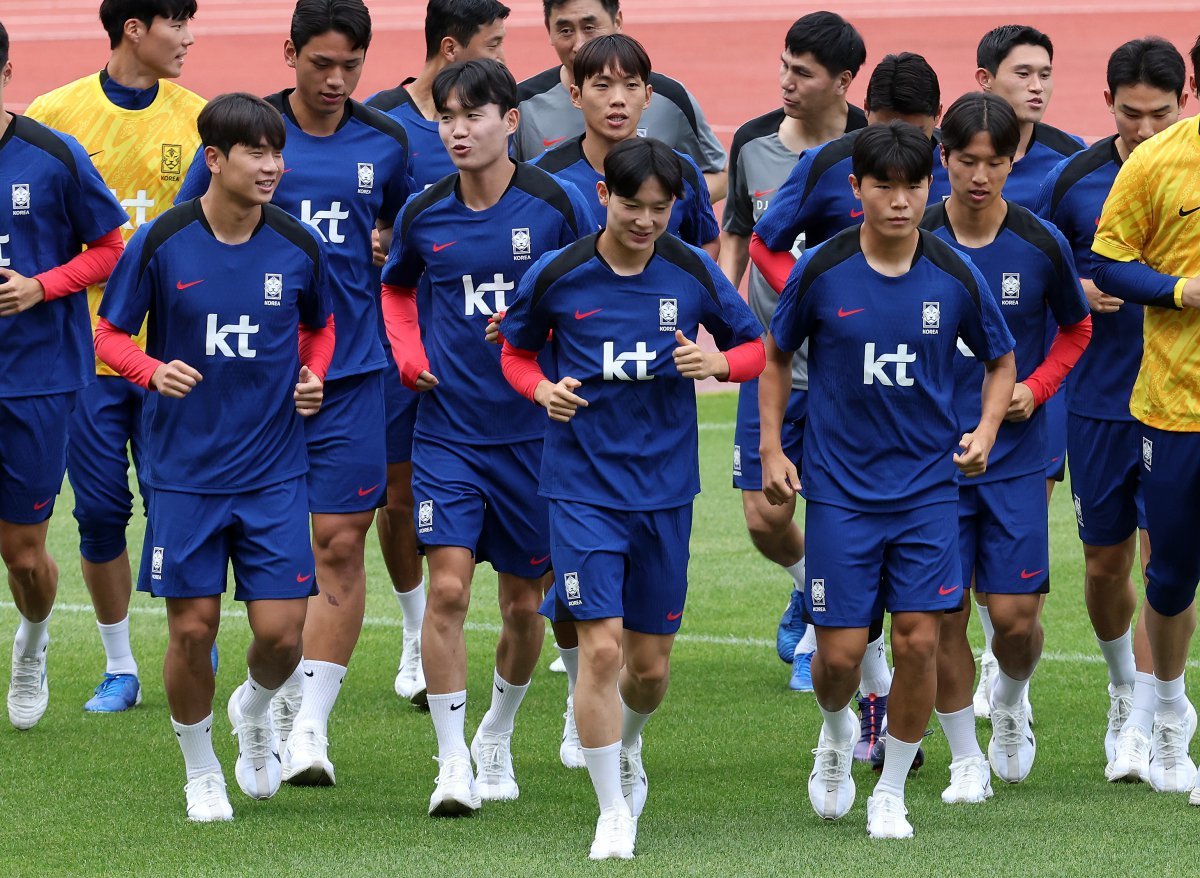 대한민국 축구 국가대표팀 양민혁을 비롯한 선수들이 2일 오후 경기 고양시 고양종합운동장에서 북중미 월드컵 3차 예선 팔레스타인과의 경기를 앞두고 가진 훈련에서 러닝을 하며 몸을 풀고 있다. 2024.9.2 뉴스1