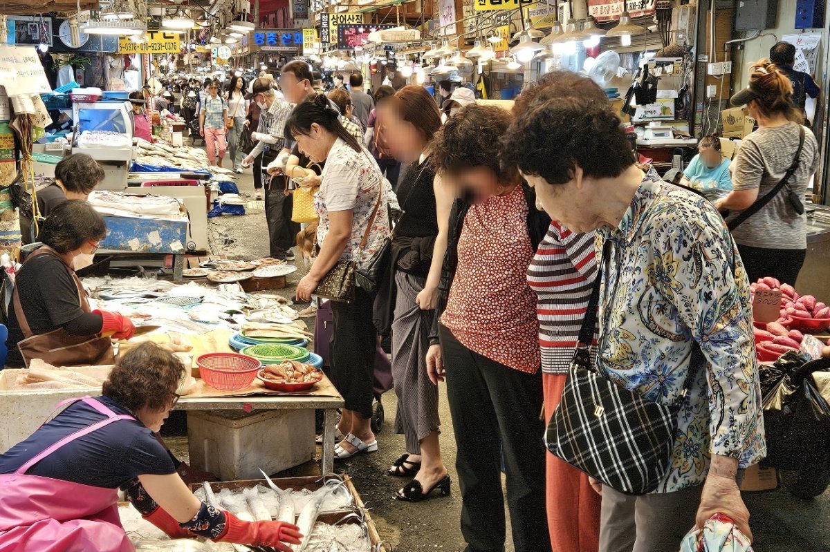 추석 연휴를 일주일 앞둔 6일 부산 부산진구 부전시장이 장을 보러 온 시민들로 붐비고 있다.2024.9.6/ 뉴스1