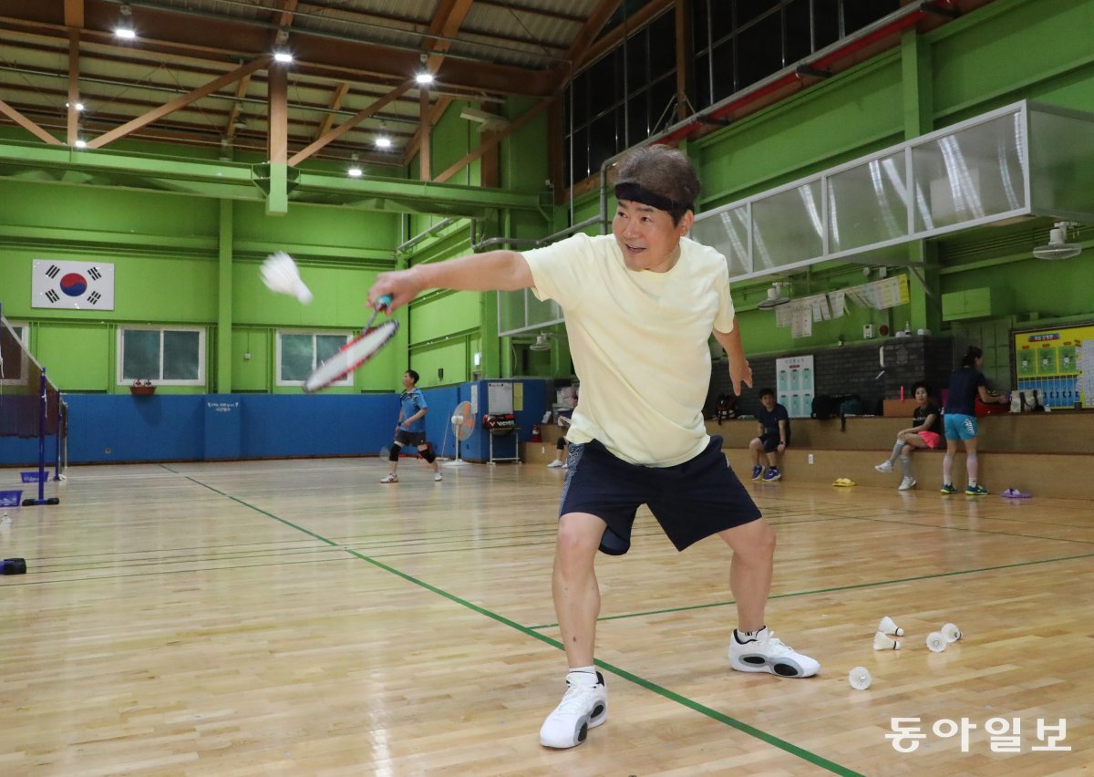 가수 진성 씨가 경기 고양배드민턴클럽에서 셔틀콕을 받아넘기고 있다.<BR><BR> 고양=김동주 기자 zoo@donga.com