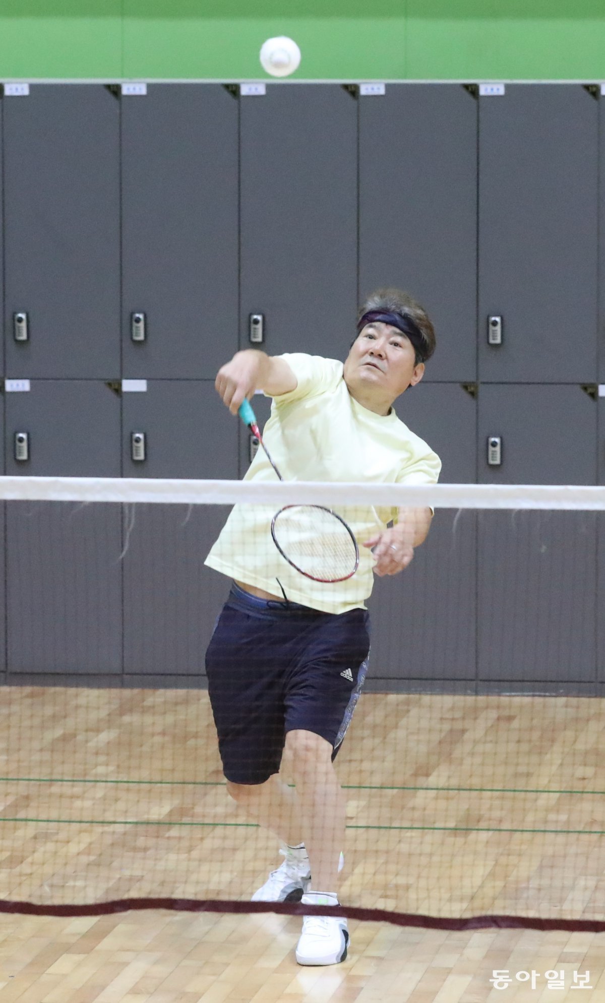 Singer Jinseong is hitting a smash at the Goyang Badminton Club in Gyeonggi Province. Reporter Dongju Kim zoo@donga.com