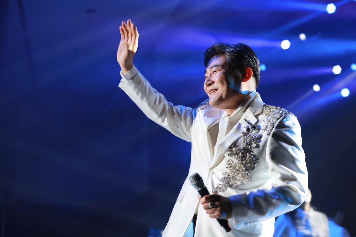 Singer Jinseong responds to cheers from fans while singing. Photo courtesy of Totalset