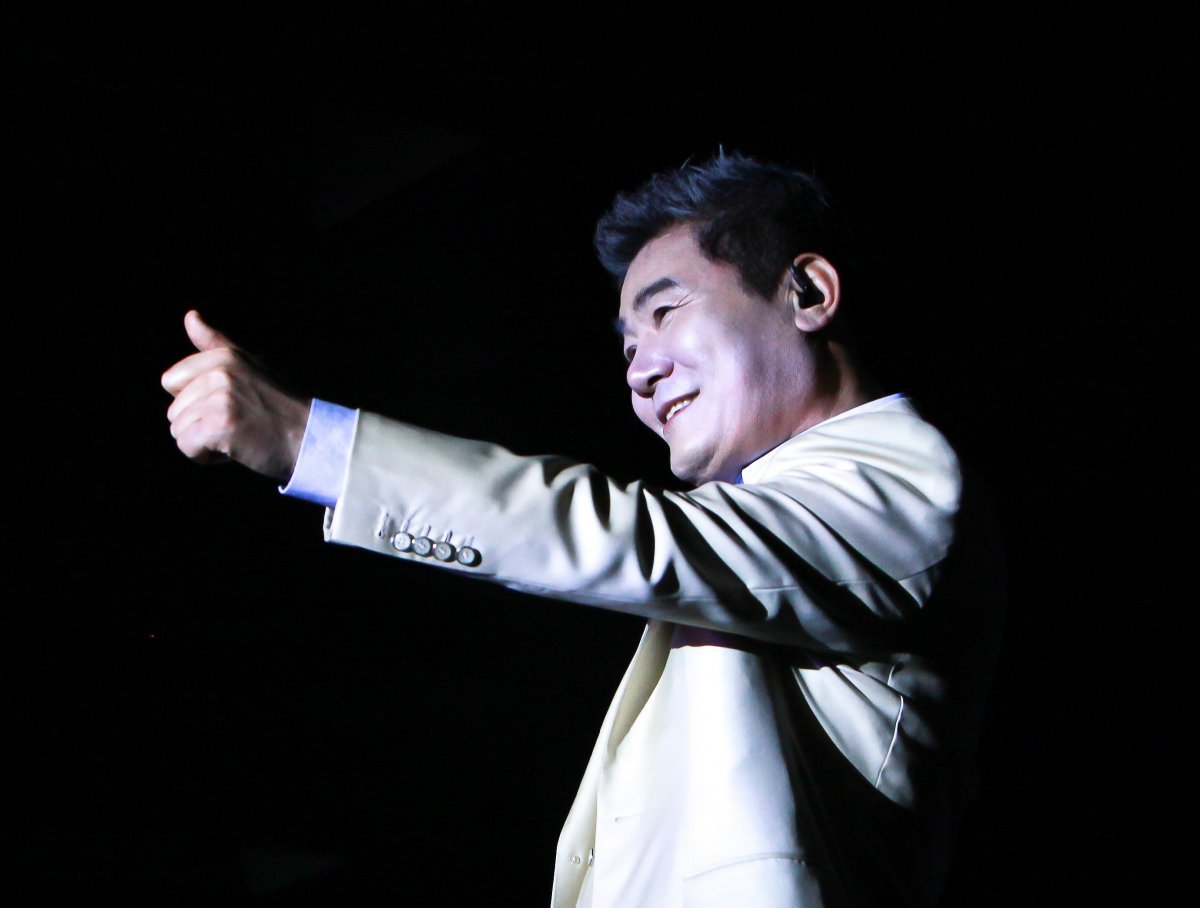 Singer Jinseong is giving a thumbs up to the cheers of fans while singing a song. Photo courtesy of Totalset