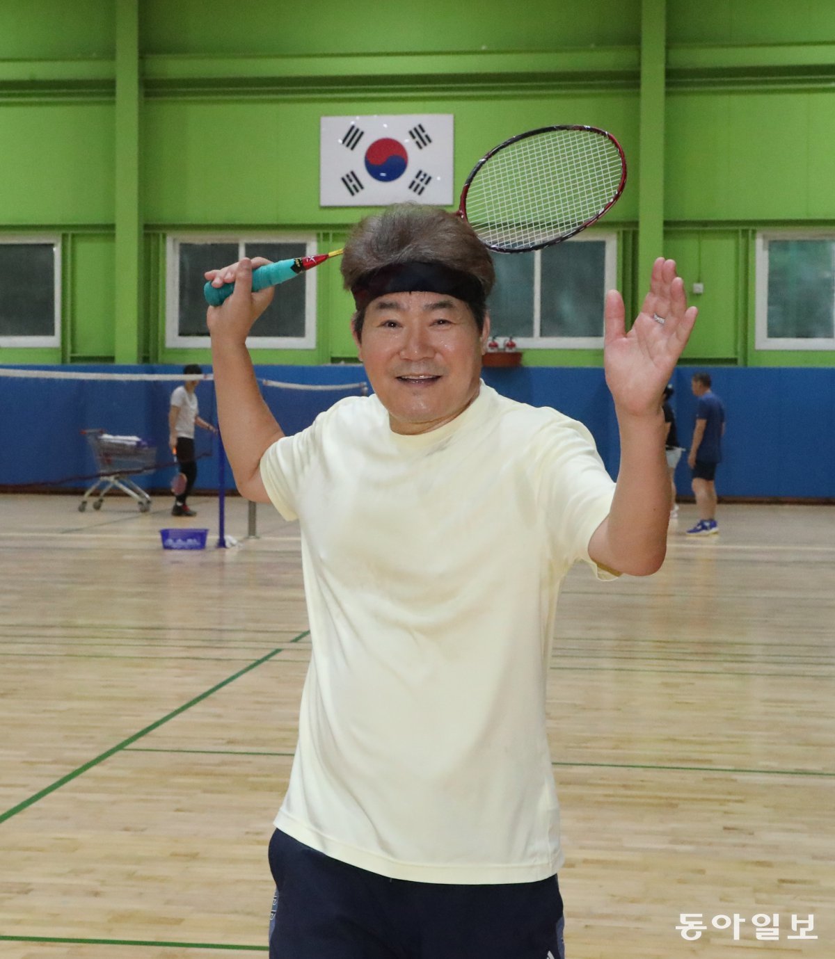 Singer Jinseong is holding a racket and making a happy expression at the Goyang Badminton Club in Gyeonggi Province. Reporter Kim Dong-ju, Goyang zoo@donga.com