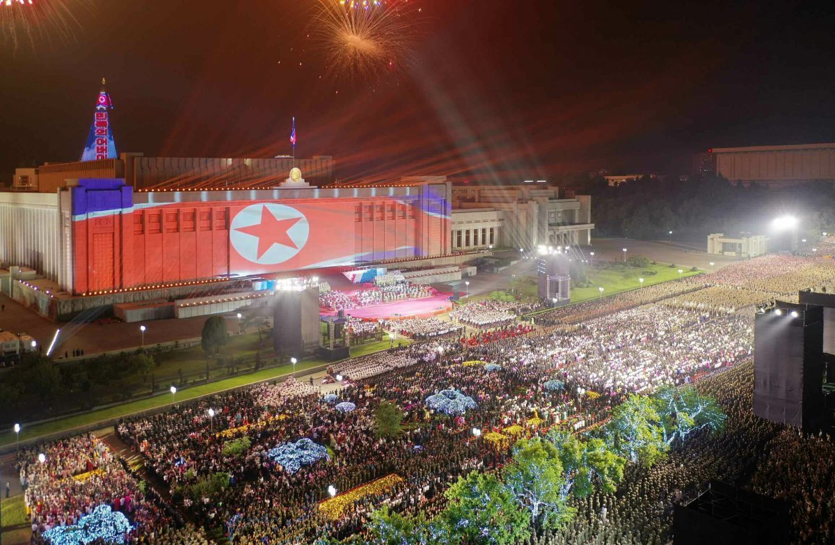 북한 정권 수립 75돌 경축 대공연이 9일 오후 만수대의사당 앞에서 진행됐다고 10일 노동당 기관지 노동신문이 보도했다. 평양 노동신문=뉴스1