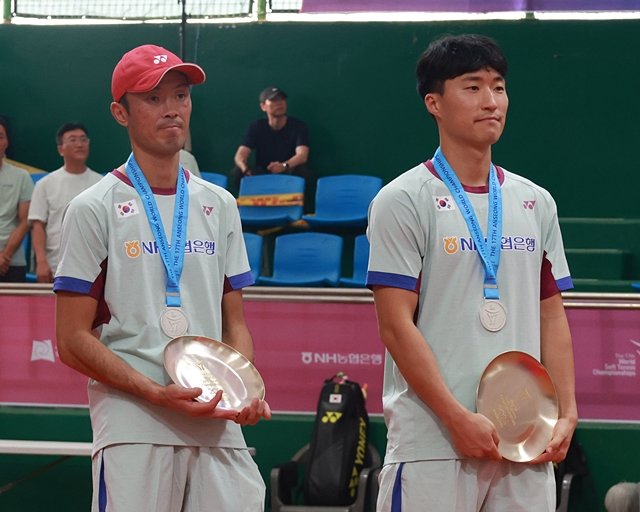 Kim Jin-woong (left) and Chu Moon-soo. Courtesy of the Korea Soft Tennis Association