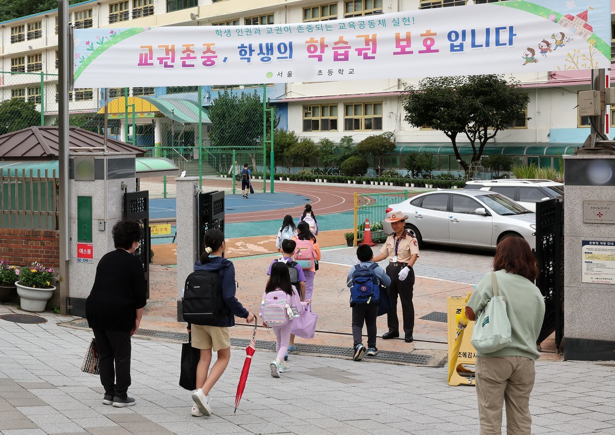 ‘교육감 의견 제출’ 제도가 시행된 25일 오전 서울의 한 초등학교로 학생들이 등교하고 있다.(사진은 기사 내용과 무관함) 2023.9.25/뉴스1 ⓒ News1