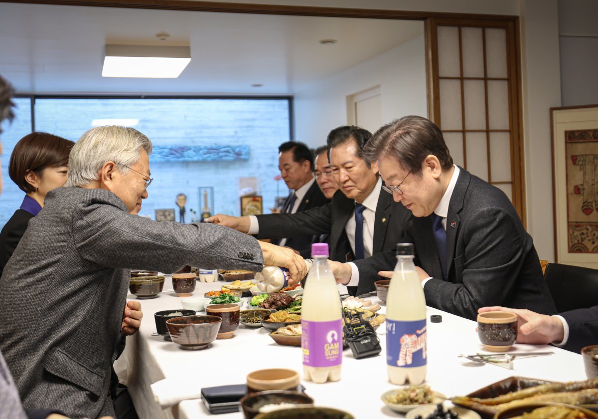 이재명 더불어민주당 대표가 4일 오후 경남 양산시 하북면 평산마을 문재인 전 대통령 사저를 찾아 경상도식 추어탕과 막걸리로 오찬을 함께하고 있다. (더불어민주당 제공) 2024.2.4/뉴스1