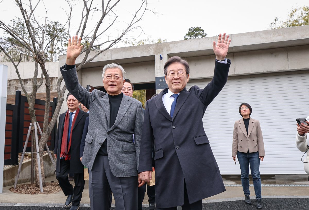 이재명 더불어민주당 대표가 4일 문재인 전 대통령을 예방, 경남 양산시 평산마을 사저에서 문 전 대통령과 함께 지지자들을 향해 손을 흔들고 있다. 더불어민주당 제공