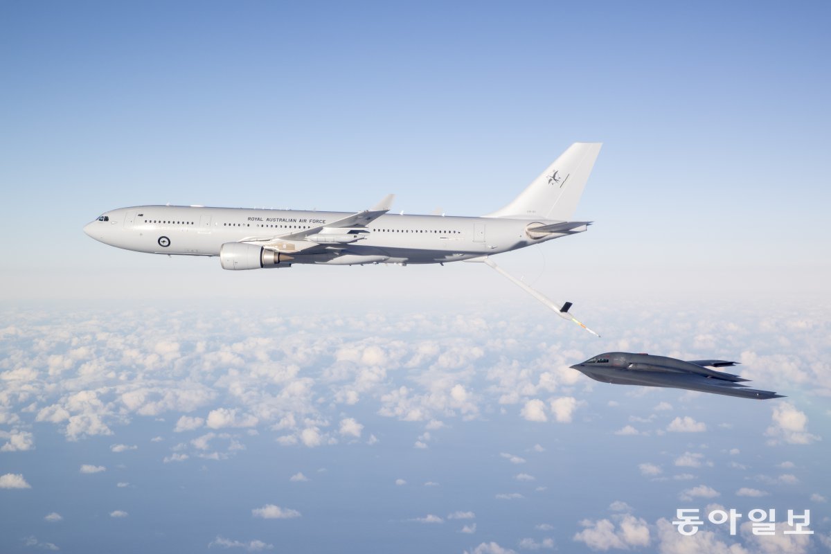 지난달 19일 호주 왕립 공군의 KC-30A 다목적 탱커 수송기가 B-2 스피릿 폭격기에 공중 급유를 하고 있다. 호주 왕립 공군 제공