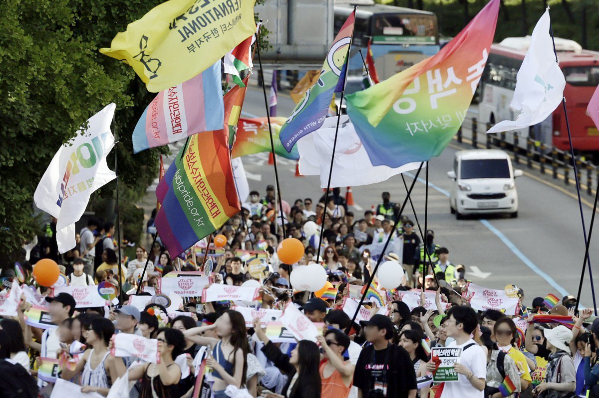 1일 서울 명동성당 인근에서 서울퀴어퍼레이드 참가자들이 행진하고 있다. 2024.06.01. 뉴시스