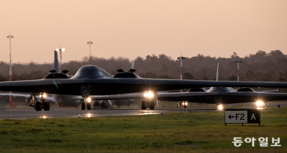 미국 공군의 B-2 스피릿 스텔스 폭격기 두 대가 지난 3일 호주 앰벌리 왕립 공군기지에서 폭격기 임무를 수행하기 위해 이륙 전 활주로를 이동하고 있다. 미 공군 제공