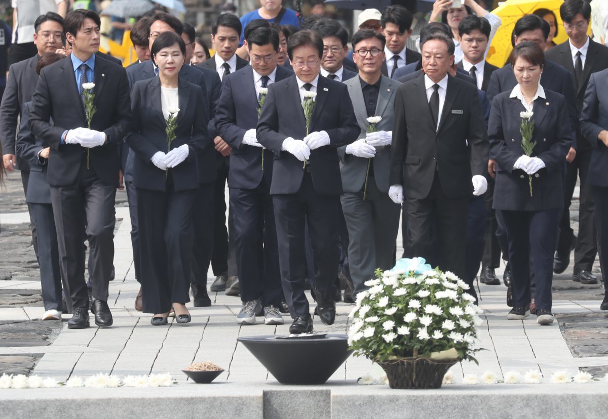 이재명 더불어민주당 대표가 8일 오전 경남 김해시 진영읍 봉하마을을 찾아 고 노무현 전 대통령 묘역을 참배하고 있다. 2024.9.8/뉴스1