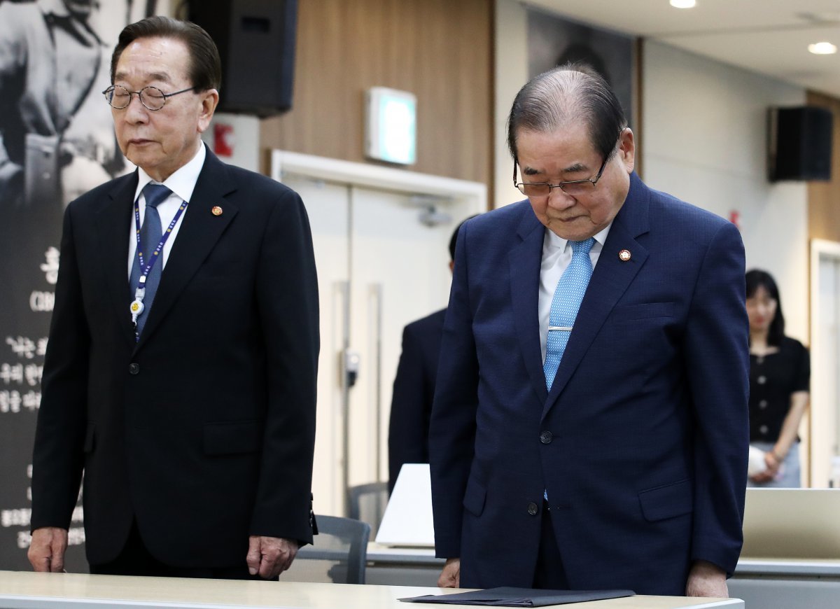 광복회 이종찬 회장(오른쪽)과 김진 부회장이 14일 오후 서울 영등포구 광복회관에서 열린 유도 은메달리스트 허미미 선수 독립유공자 유족회원증 수여식에서 순국선열에 대한 묵념을 하고 있다. 2024.8.14/뉴스1