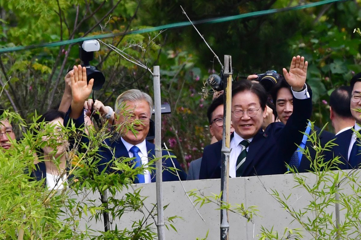 8일 오후 경남 양산시 하북면 평산마을 대통령 사저에서 더불어민주당 이재명 대표와 문재인 전 대통령이 지지자를 향해 손을 흔들고 있다. 2024.09.08.[양산=뉴시스]