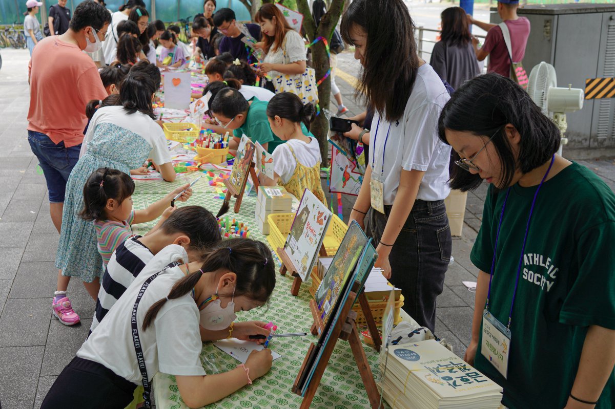 7일 대구 동구 율하동 안심도서관에서 열린 금호강 책 축제에서 어린이들이 전래동화 그림 그리기 체험을 하고 있다. 대구 동구 제공