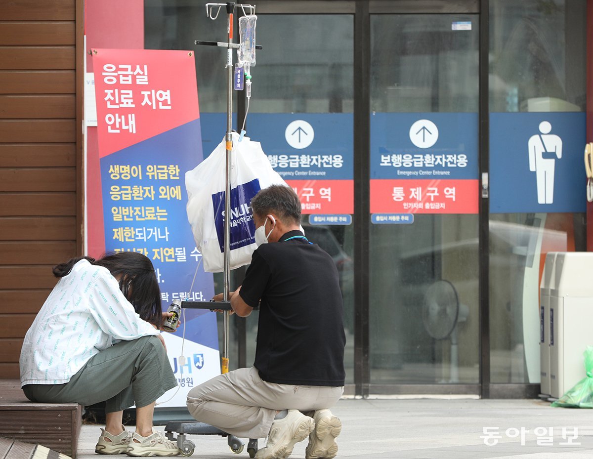 8일 오후 서울 종로구 서울대병원 응급실 앞에서 환자(왼쪽)와 보호자가 순서를 기다리며 앉아 있다. 최근 응급의료 공백이 확산되면서 대형병원 응급실에서 수용을 거절당하거나 진료가 지연되는 경우가 늘고 있다. 신원건 기자 laputa@donga.com