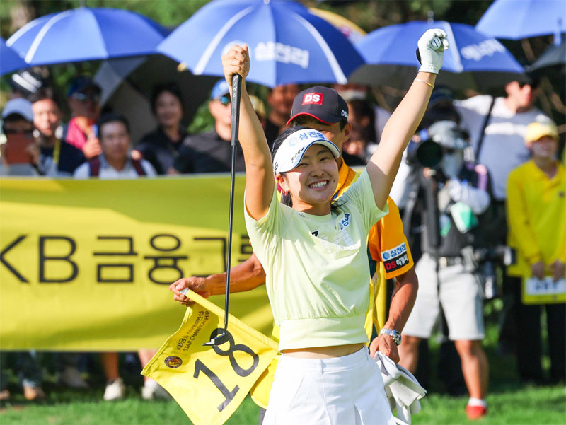 유현조가 8일 한국여자프로골프(KLPGA)투어 메이저대회 KB금융 스타챔피언십 정상을 차지한 뒤 챔피언 세리머니를 하고 있다. 신인 선수인 유현조는 자신의 투어 첫 승을 메이저대회 우승으로 장식했다. KLPGA 제공