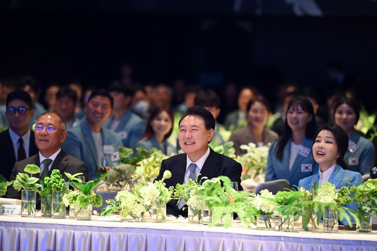 윤석열 대통령과 김건희 여사가 22일 서울 중구 신라호텔에서 열린 ‘2024 파리올림픽 선수단 격려 행사’에서 선수들의 소감을 듣고 있다. 2024.8.22.대통령실 제공