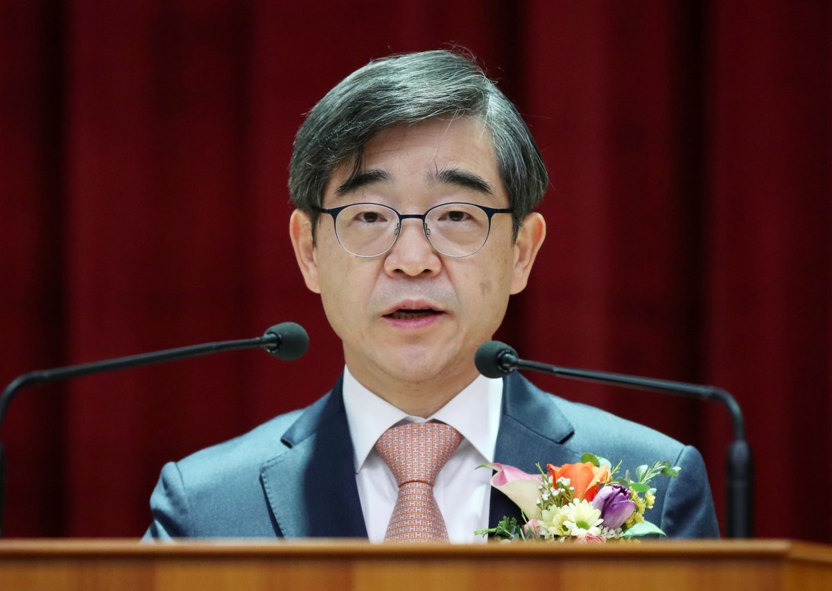 권순일 중앙선거관리위원회 위원장이 30일 오전 경기 과천시 중앙선거관리위원회 대강당에서 열린 퇴임식에서 퇴임사를 하고 있다. 2020.10.30. 과천=뉴시스