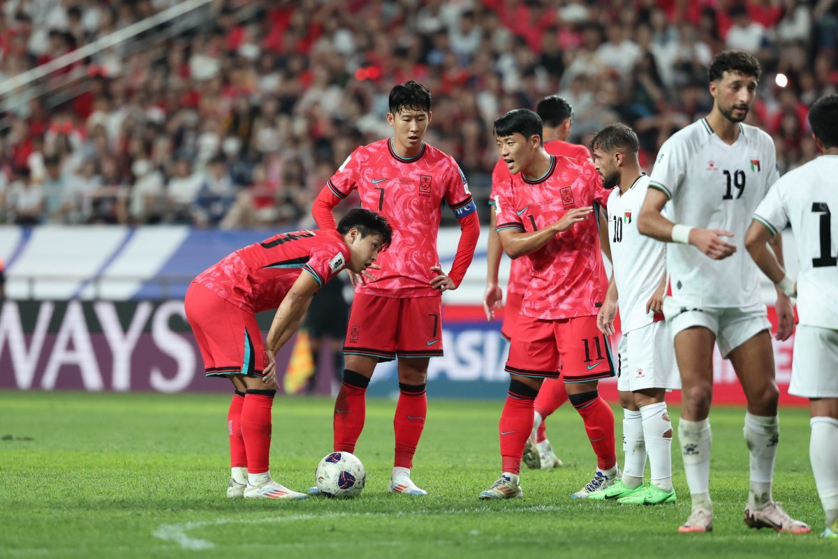 오만전 세트피스의 정확도를 높일 필요가 있는 축구대표팀.  뉴스1