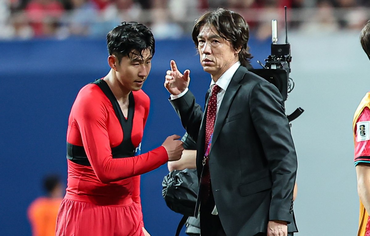 홍명보 대한민국 축구대표팀 감독과 손흥민. 뉴스1