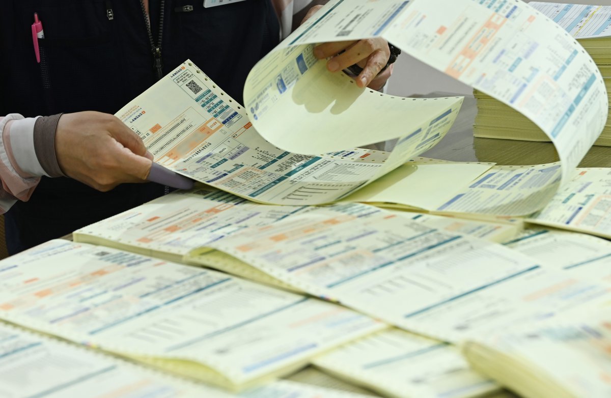 27일 경기도 수원시 팔달구 한전 협력업체에서 관계자가 8월분 전기요금 고지서  발송작업을 하고 있다.  2024.08.27. 뉴시스