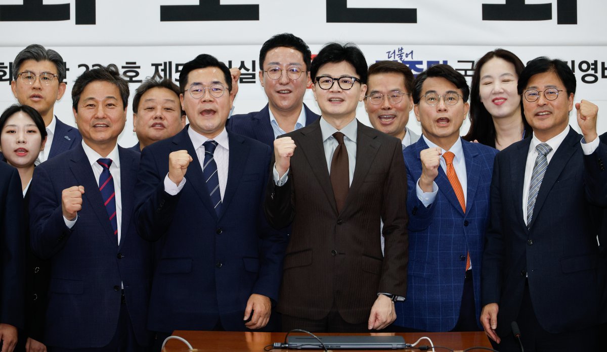 한동훈 국민의힘 대표와 박찬대 더불어민주당 원내대표가 9일 서울 여의도 국회에서 열린 ‘지역당 부활과 정당정치 활성화를 위한 국회토론회’에 참석해 기념 촬영하고 있다. 앞줄 왼쪽부터 김영배 의원, 박 원내대표, 한 대표, 윤상현 의원, 김종혁 최고위원. 2024.9.9/뉴스1