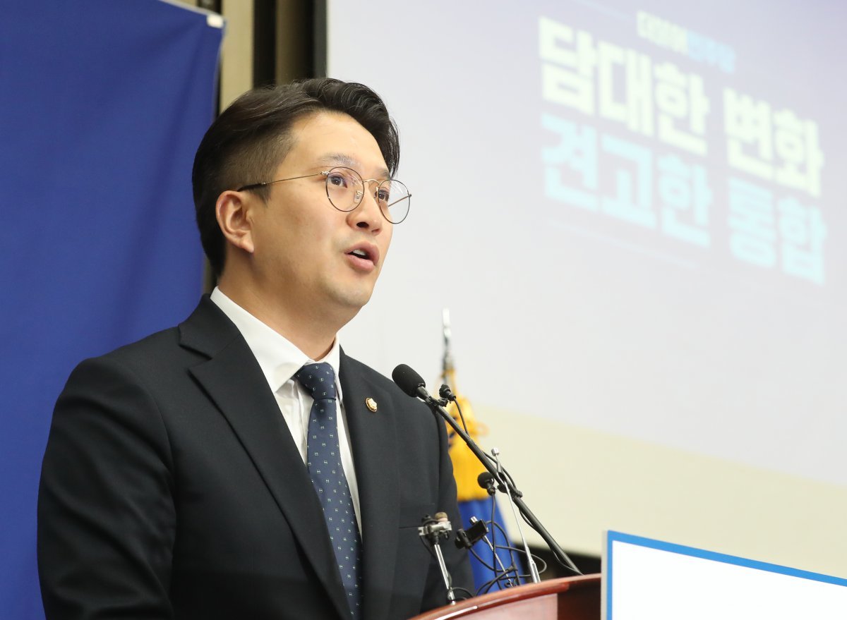 전용기 더불어민주당 의원이 3일 서울 여의도 국회에서 열린 의원총회에서 발언을 하고 있다. 2023.5.3/뉴스1 ⓒ News1