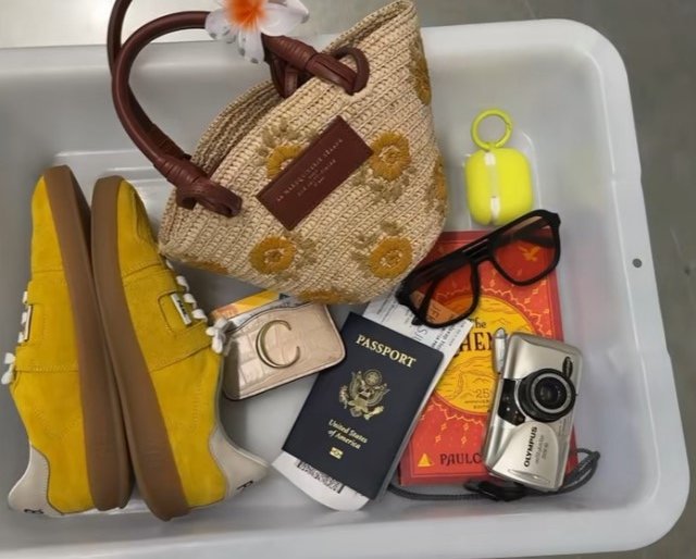 공항 보안검색대 검사를 끝낸 뒤에 ‘트레이 꾸미기’를 한다고 밝힌 인플루언서의 사진. 틱톡 캡처 @chelseaasoflate