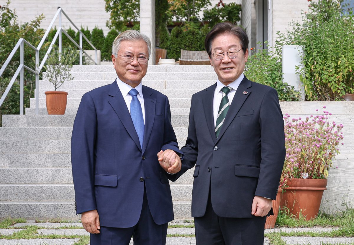 이재명 더불어민주당 대표가 8일 오후 경남 양산시 하북면 평산마을에서 문재인 전 대통령과 기념촬영을 하고 있다. (더불어민주당 제공) 2024.9.8/뉴스1