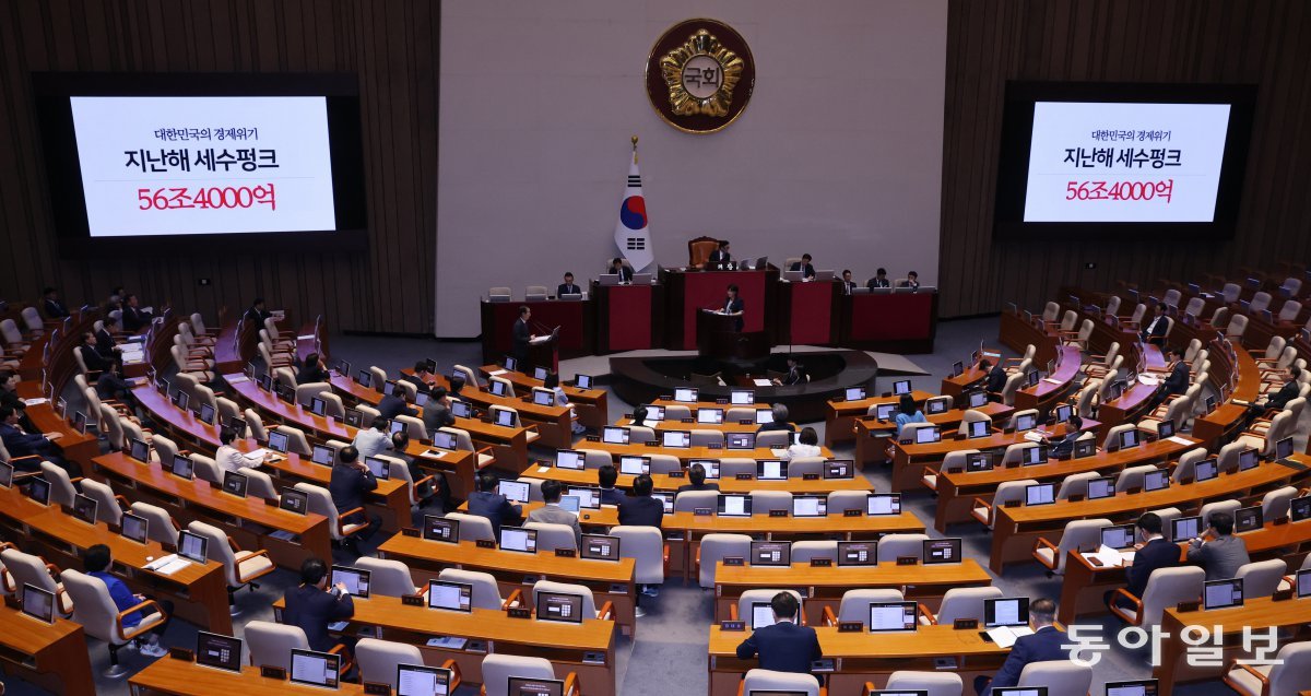 9일 오후 서울 여의도 국회에서 열린 제418회국회(정기회) 제4차 본회의 대정부질문(정치)에서 서영교 더불어민주당 의원의 질의가 이어지고 있다.  장승윤 기자 tomato99@donga.com