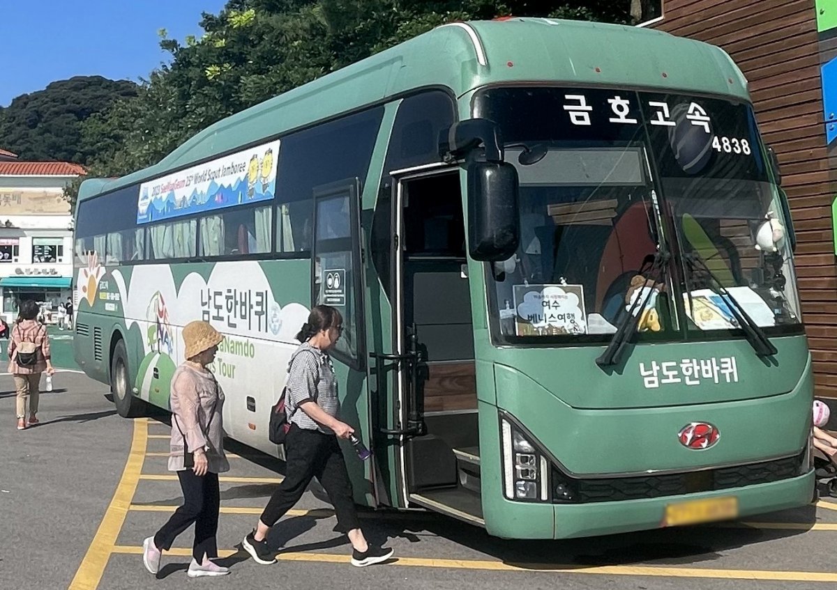 전남 여수시 오동도를 둘러본 관광객들이 남도한바퀴 버스에 탑승하고 있다. 전남도 제공