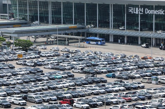 지난달 서울 강서구 김포공항 국내선청사 주차장이 차량들로 가득 찬 모습. ⓒ News1