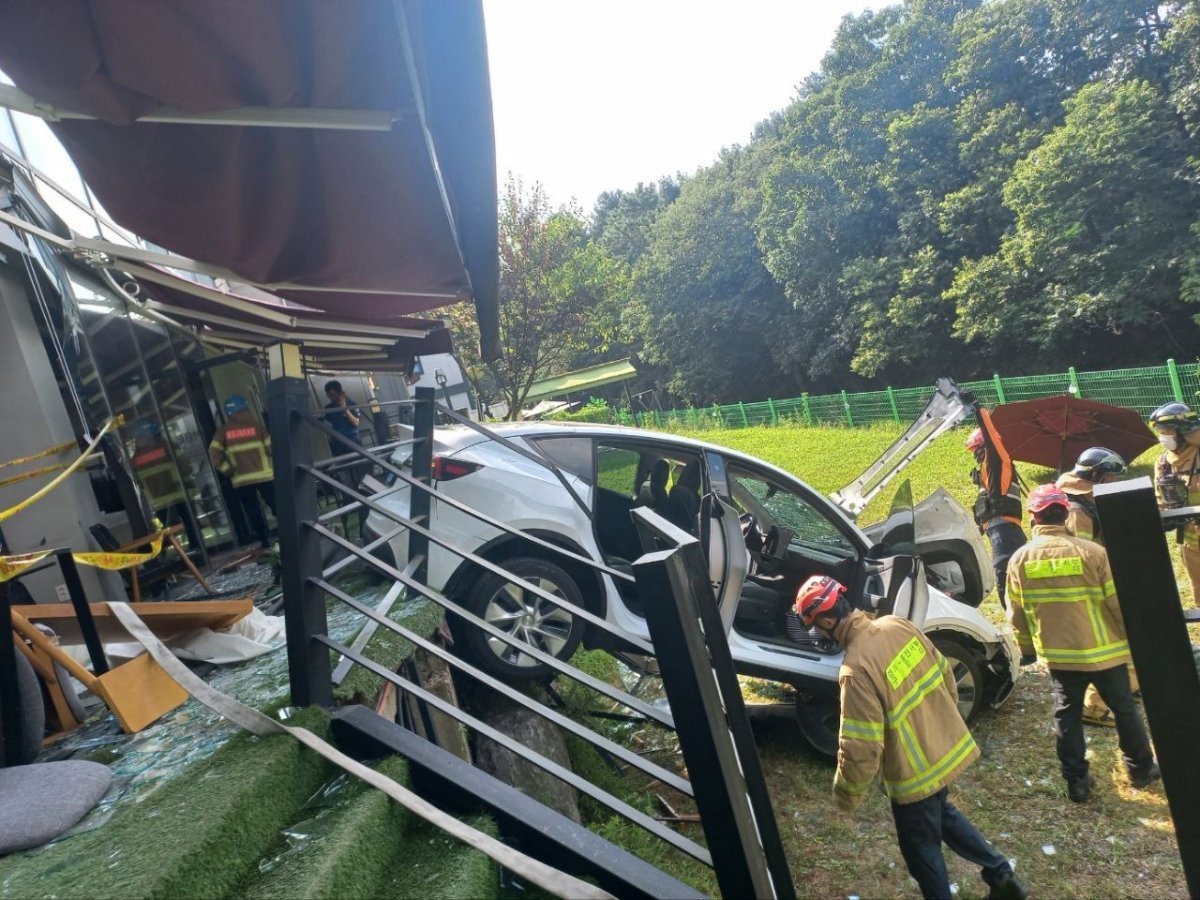 지난달 14일 경기 용인시의 한 카페로 돌진한 테슬라 전기차. 운전자의 페달 조작 미숙이 원인인 것으로 알려졌다.용인=뉴스1