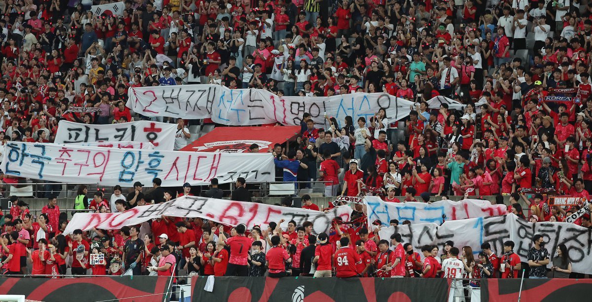 5일 오후 서울 마포구 서울월드컵경기장에서 열린 2026 국제축구연맹(FIFA) 북중미 월드컵 아시아 3차 예선 B조 1차전
대한민국과 팔레스타인의 경기를 앞두고 붉은악마 응원단이 정몽규 대한축구협회장과 홍명보 축구대표팀 감독을 규탄하는 현수막을 펼치고 있다. 뉴스1