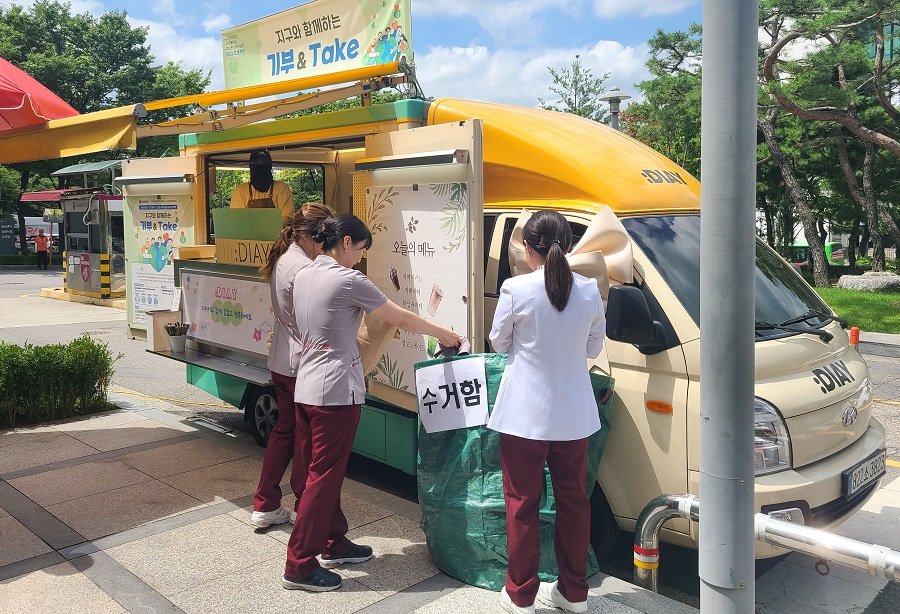 고려대의료원 교직원이 폐의류를 새로운 친환경 근무복으로 탄생시키는 ‘지구와 함께 하는 기부&Take’ 캠페인에 참여하고 있다. 고려대의료원 제공