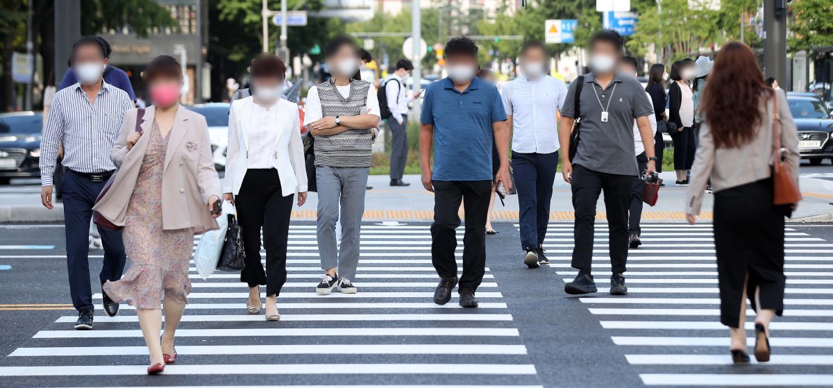 [서울=뉴시스] 김선웅 기자 = 서울 최저기온이 20도를 기록한 19일 오전 서울 세종로사거리에서 직장인들이 출근길 발걸음을 옮기고 있다. 2021.08.19. mangusta@newsis.com