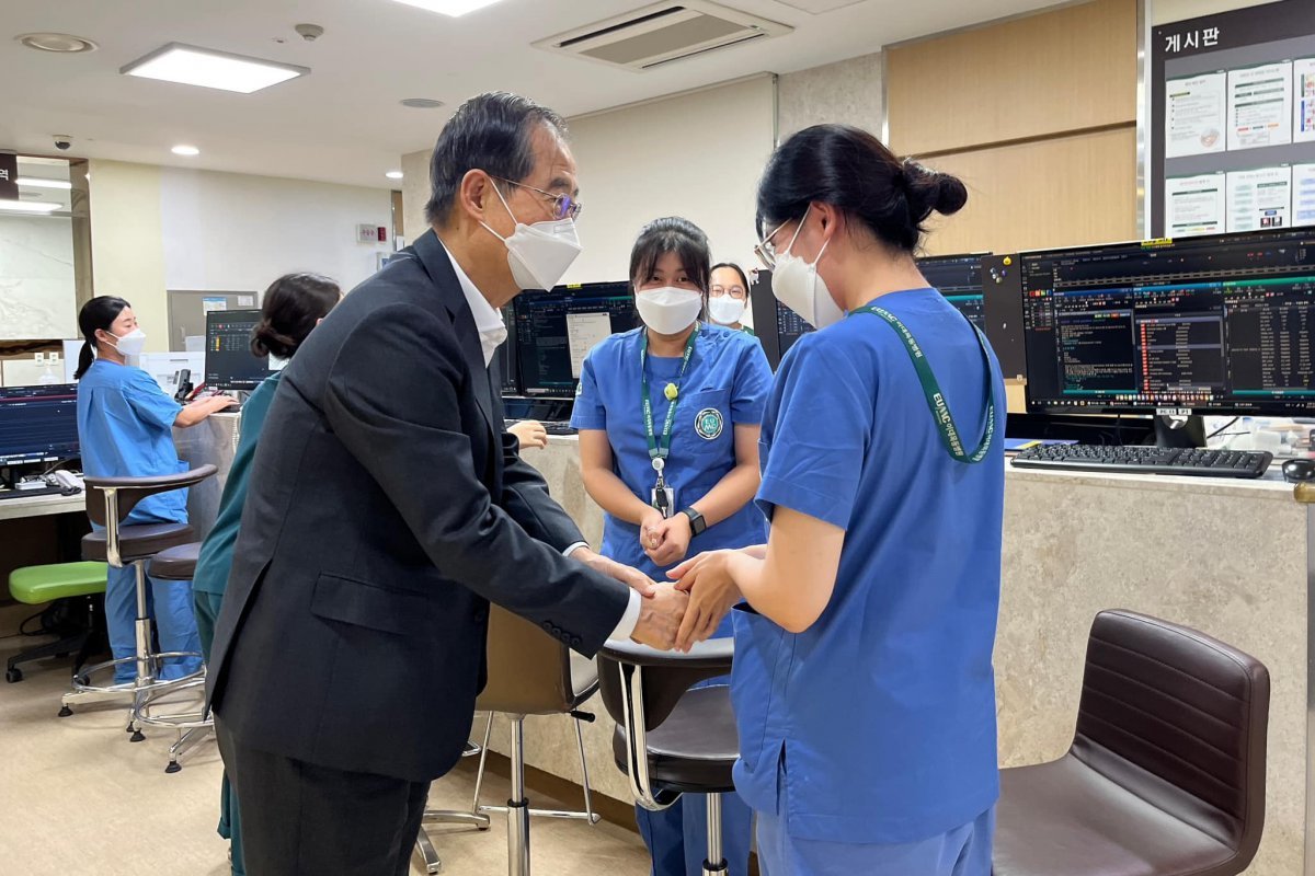 한덕수 국무총리가 지난 5일 서울 강서구 이대목동병원을 찾아 의료진을 격려했다. 총리실 제공